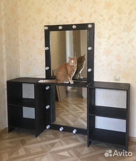 Зеркало гримерное с тумбами