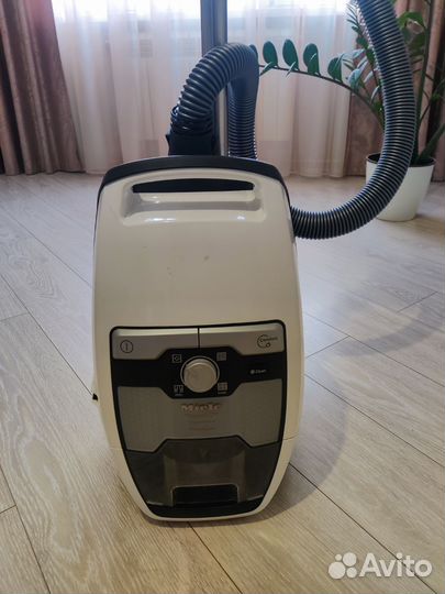 Пылесос с контейнером для пыли Miele Blizzard CX1