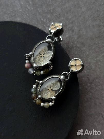 Серьги в винтажном стиле из стекла и бусин