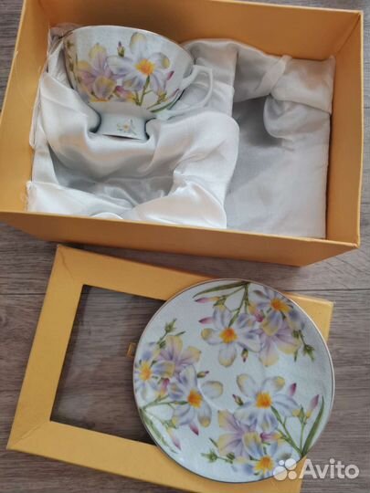 Фарфоровая чашка с блюдцем