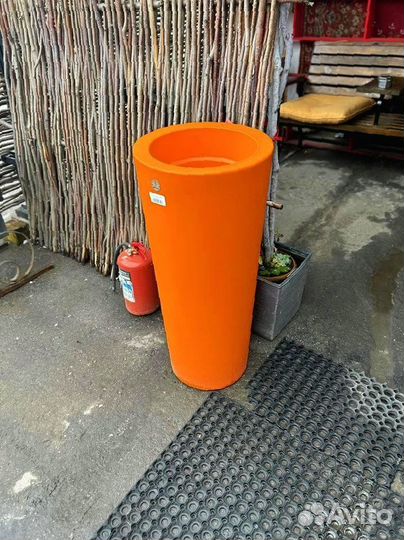 Кашпо уличное из пластика