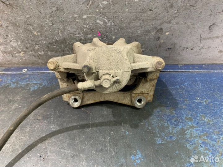 Суппорт передний левый Toyota Avensis T25