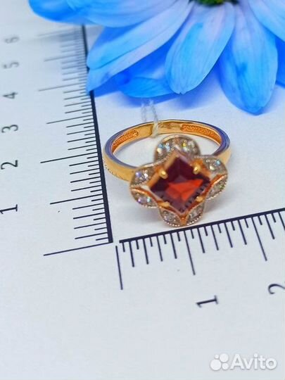 Кольцо с синтетическим камнем Золото