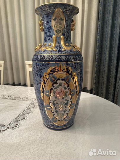Фарфоровая декоративная ваза