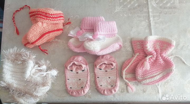 Носочки, пинетки и шапочки на девочку