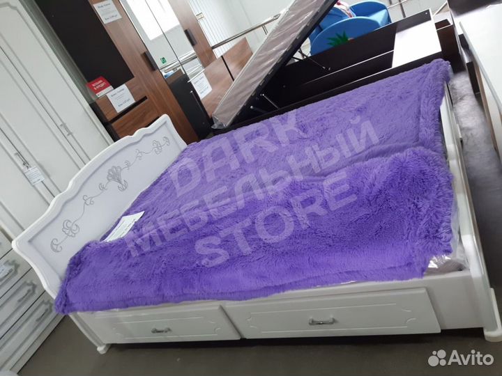 Кровать массив