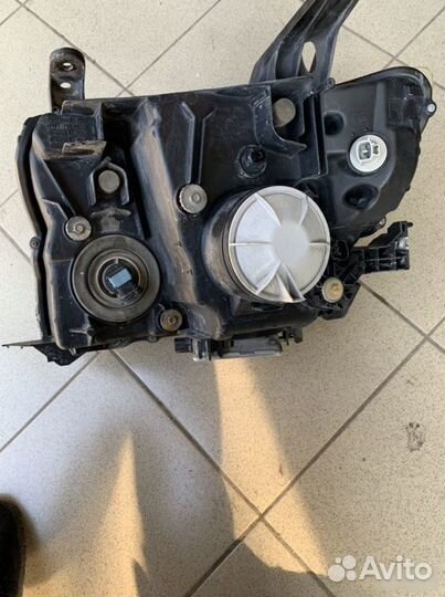 Фара ксенон правая Mitsubishi Pajero 4