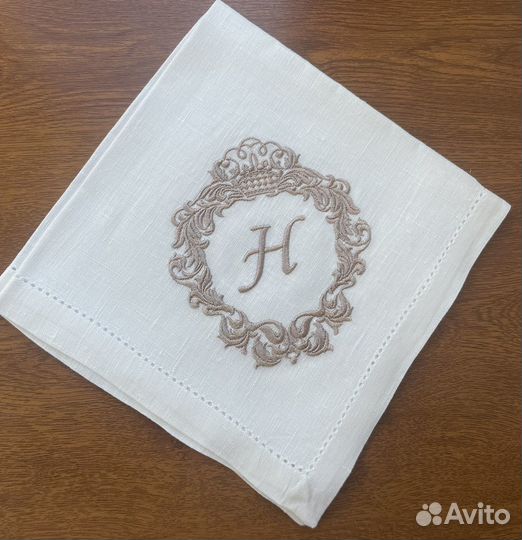 Льняные салфетки с вышитой монограммой. Буква Н