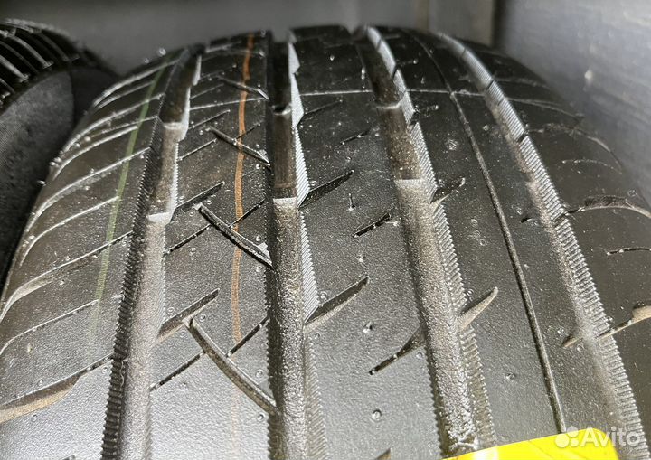 Roadmarch Prime UHP 08 215/50 R17