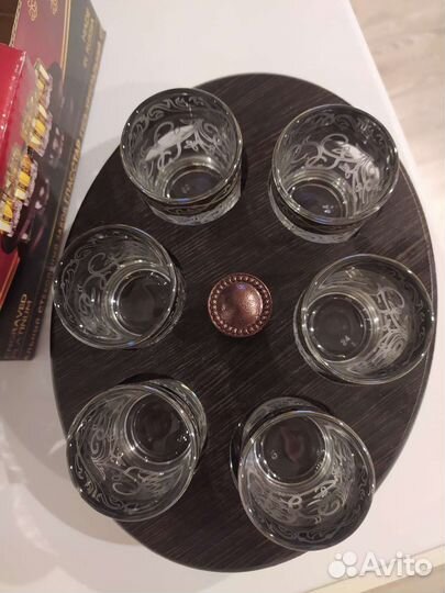 Стопки на деревянной подставке