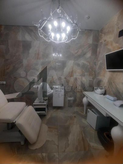 Салон красоты около ТЦ 