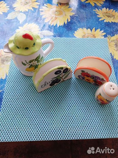 Два набора салфетниц