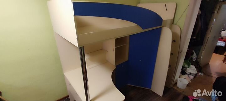 Детский уголок с кроватью и столом