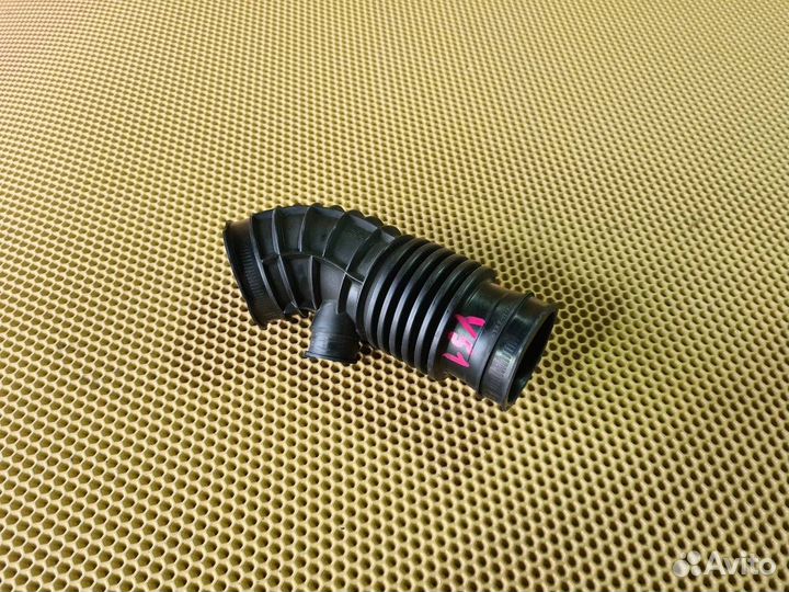 Патрубок воздушного фильтра передний правый