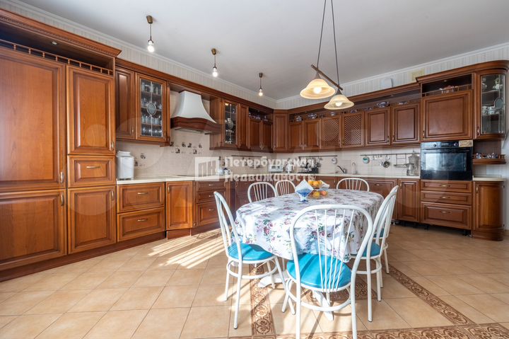 Коттедж 600 м² на участке 20 сот.