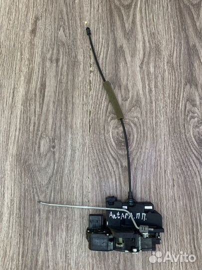 Замок двери передний правый Opel Antara