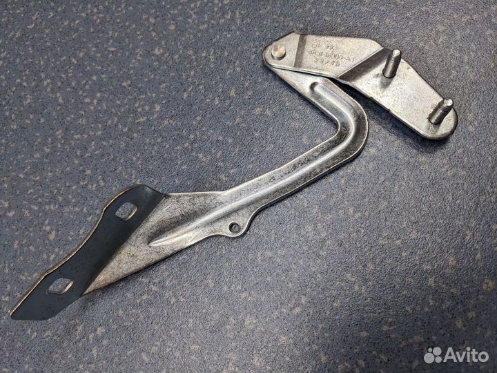 Петля капота правая Ford Focus 2 1595455