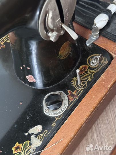 Антикварная швейная машинка в рабочем состоянии