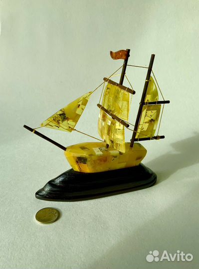 Кораблик сувенирный из янтаря