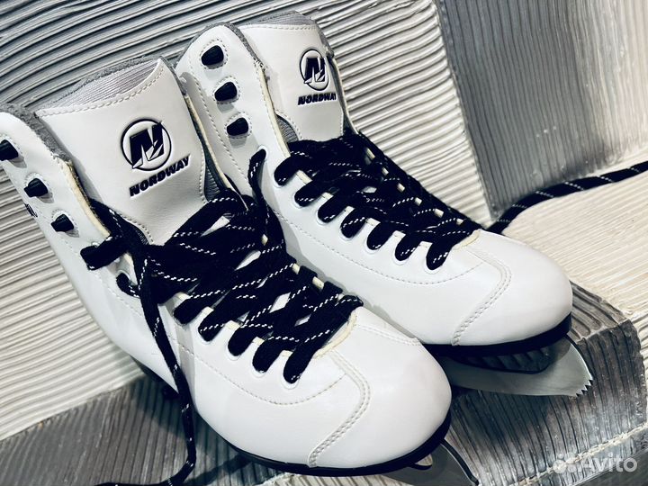 Коньки женские 37-36 в подарок Сумка и чехлы