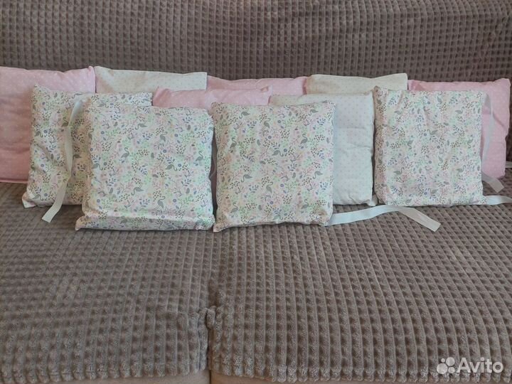 Бортики в кроватку + комплект постельного белья