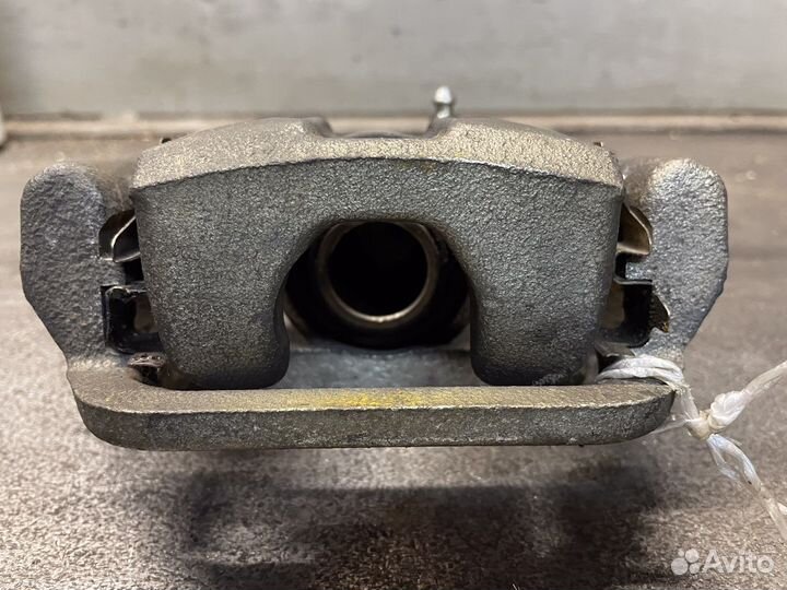 Задний левый суппорт Nissan Teana J32