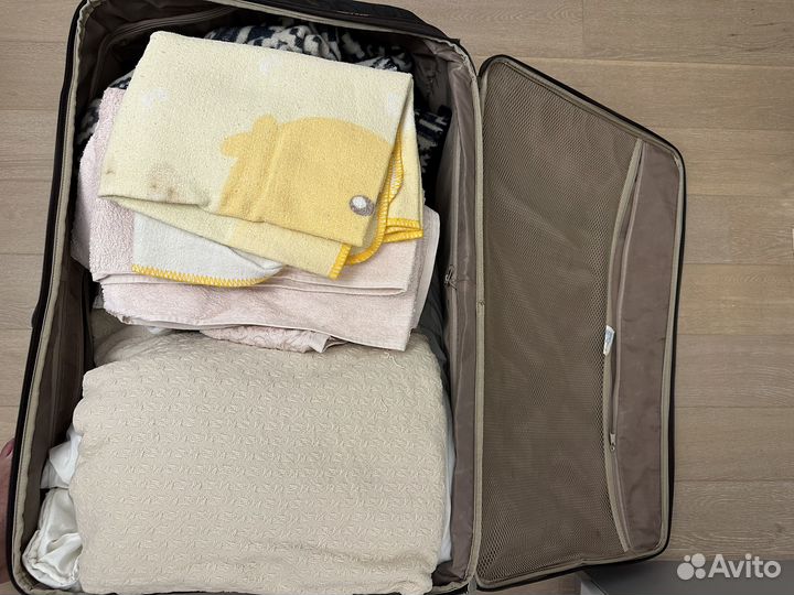 Чемодан большой на колесах