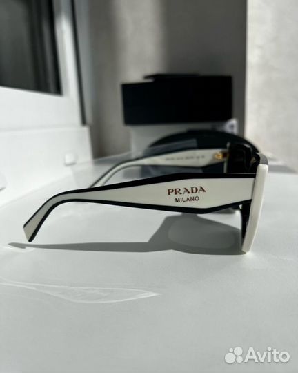 Солнцезащитные очки prada