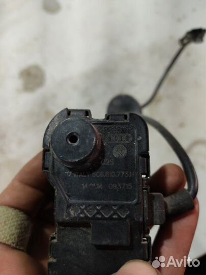 Активатор лючка бензобака Volkswagen Golf 5G1 cjza