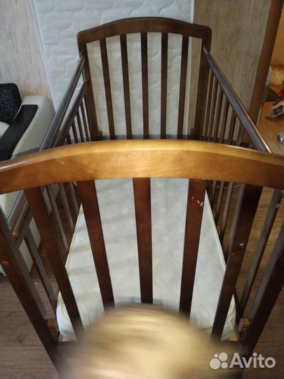 Детская кроватка с маятником без матраса