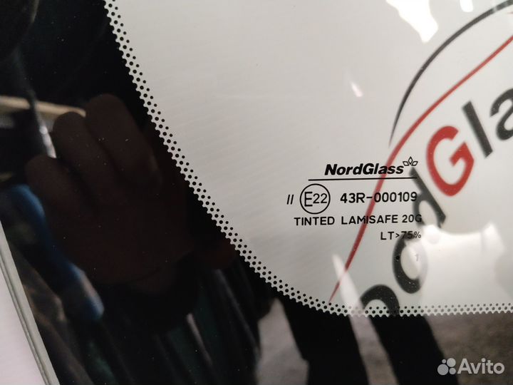 Лобовое стекло Ниссан Тиида 2004-2014 год