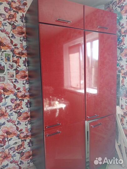 Два встроенных холодильника