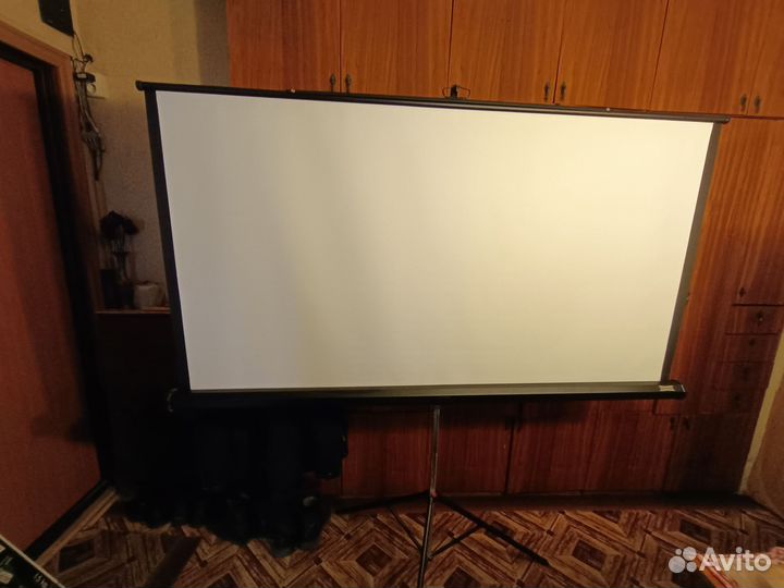 Экран для проектора на штативе