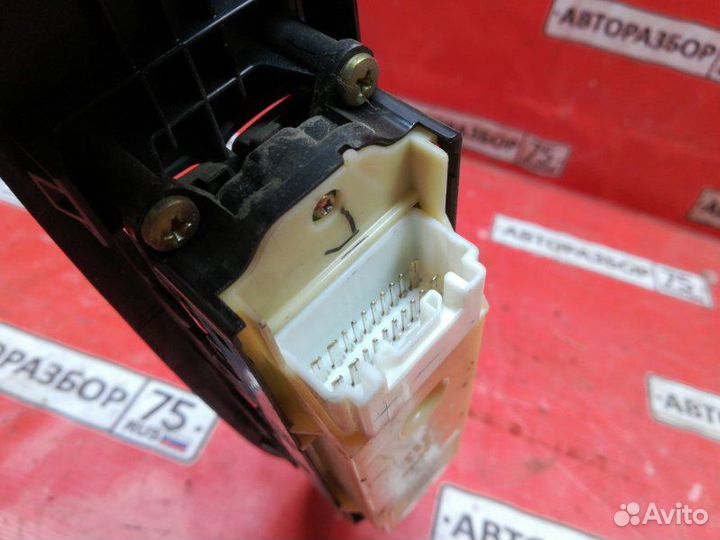 Блок управления стеклоподъемниками Toyota Ipsum