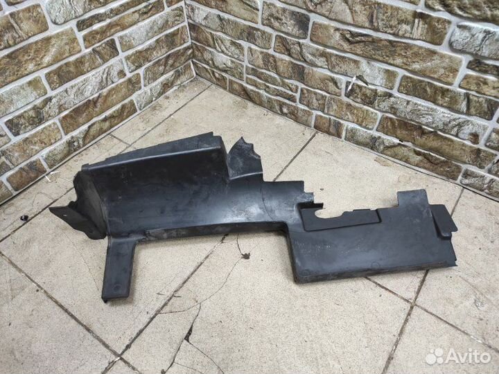 Дефлектор радиатора правый Jeep Grand Cherokee WK2