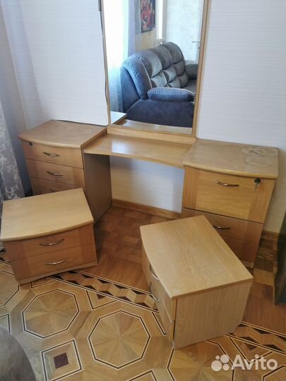 Туалетный столик с зеркалом, 2 тумбочки