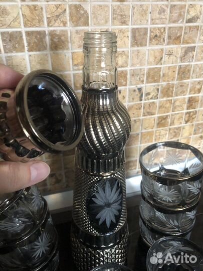 Графин со стаканами и рюмками