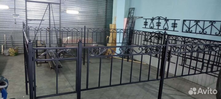 Оградки на кладбище, кресты, столы, лавочки