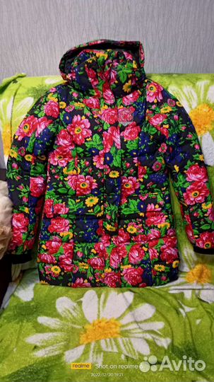 Красивый яркий пуховик