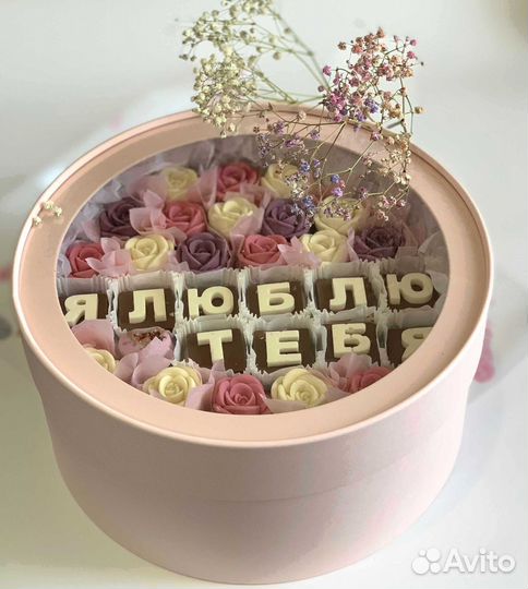 Шоколадные цветы в коробке
