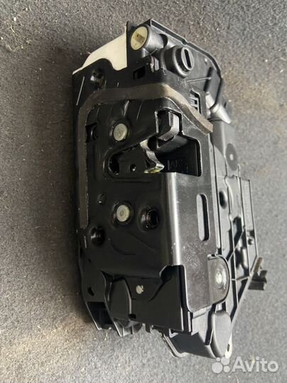 Замок задней левой двери Volkswagen Passat Cc