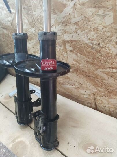 Стойки тайота калдина 190к передние