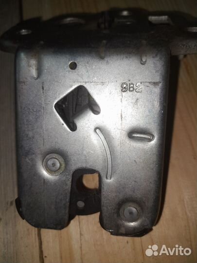 Замок крышки багажника Skoda Superb 2