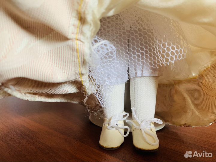 Кукла фарфоровая