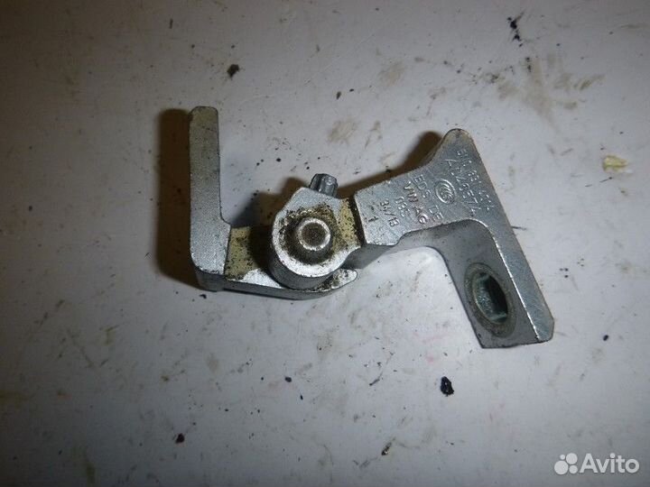 Петля двери задней левой нижняя Volkswagen tiguan
