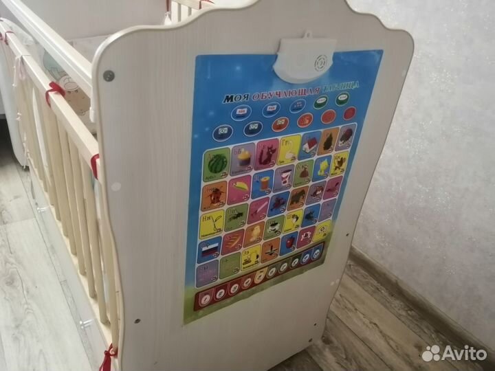 Детская кроватка с маятником