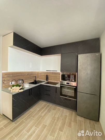 Угловая кухня под потолок на заказ в Челябинске