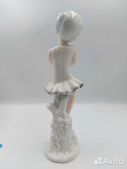 Антикварная фарфоровая статуэтка 