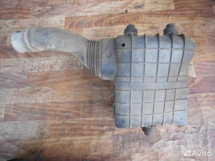 Корпус воздушного фильтра Opel Omega A 1986-1994