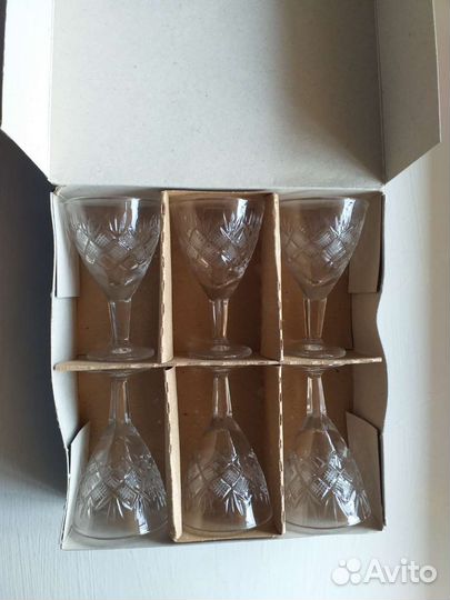 Хрустальные рюмки стопки бокалы, нож, кружка
